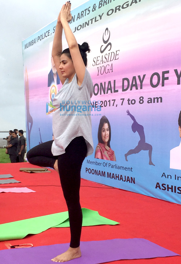 world yoga day celebration with around 650 children of those farmers of maharashtra who has committed suicide 6