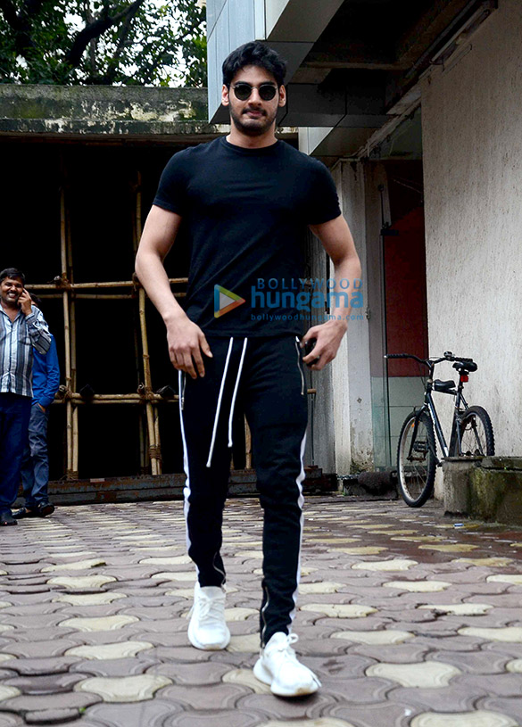 ahan shetty snapped in bandra 1 2