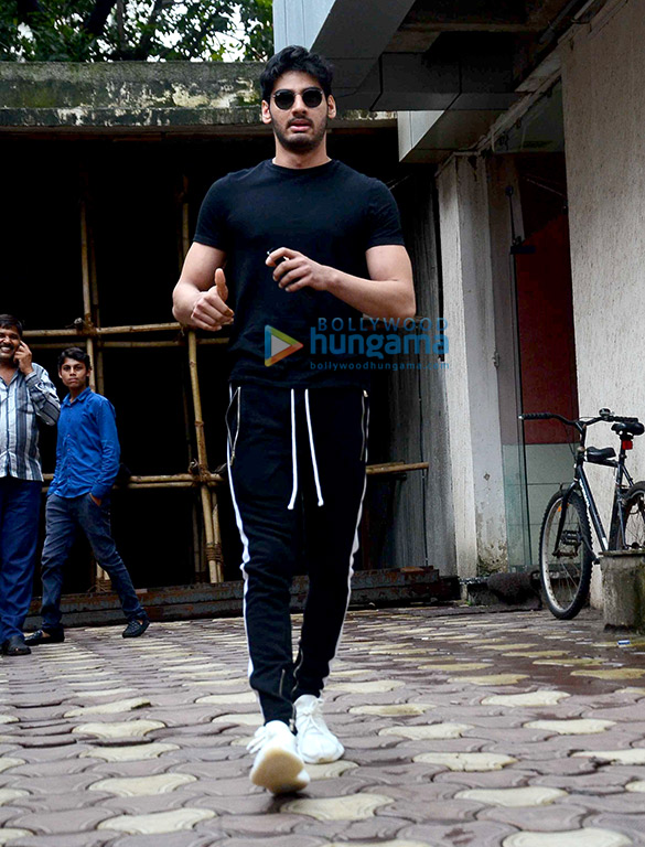 ahan shetty snapped in bandra 3 2