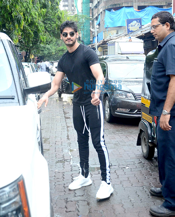 ahan shetty snapped in bandra 5 2