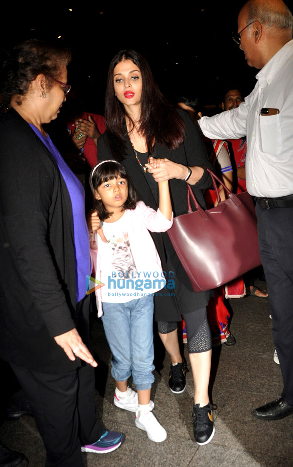 Aishwarya Rai Bachchan and others snapped at the airport Aishwarya Rai Bachchan and others snapped at the airport