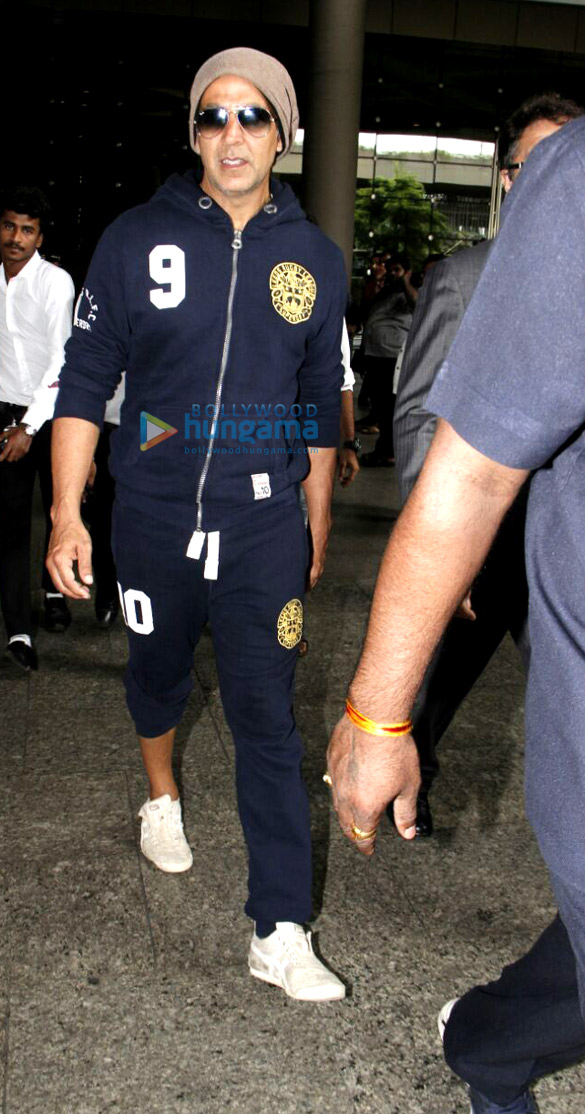 akshay kumar returns from london 4