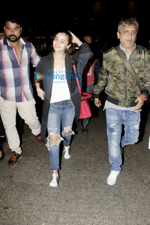 alia bhatt and varun dhawan arrive from new york after iifa 2017 5
