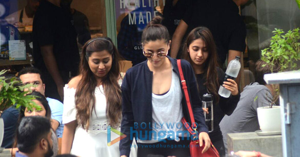 alia bhatt snapped with friends post lunch at kitchen garden 3