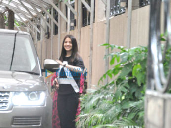 Anushka Sharma snapped post her salon session in Juhu