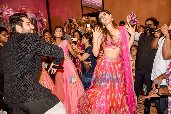 ayushmann khurrana and kriti sanon gatecrash a wedding to promote their film bareilly ki barfi 4