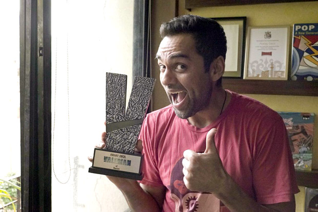 Check out Abhay Deol receives an award for his fight against Racism