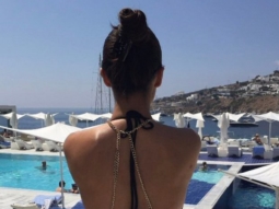 Guess who? This sexy Bollywood Mumma’s vacation photo is giving us vacation goals