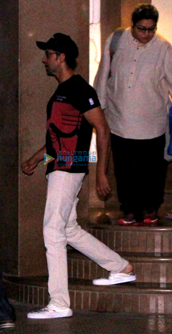 hrihtik roshan snapped post visit at his doc clinic 2