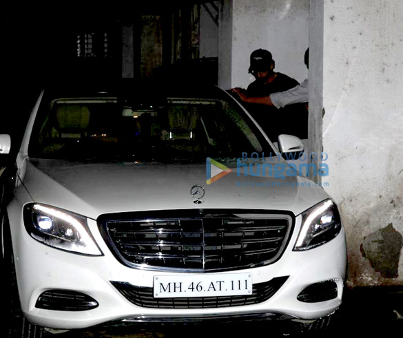 hrihtik roshan snapped post visit at his doc clinic 4