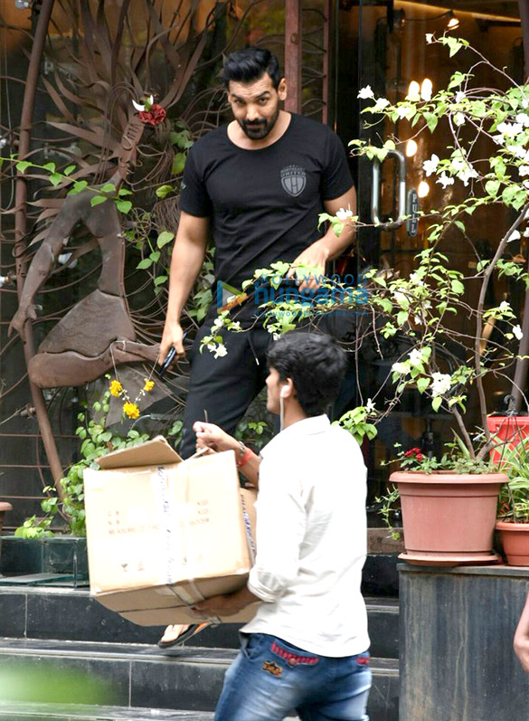 john abraham snapped post salon session in bandra 3