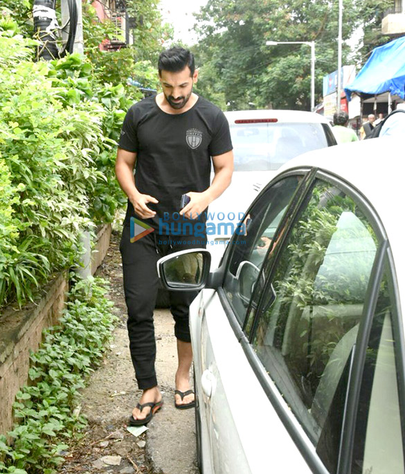 john abraham snapped post salon session in bandra 4