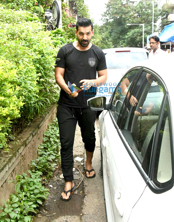 john abraham snapped post salon session in bandra 5