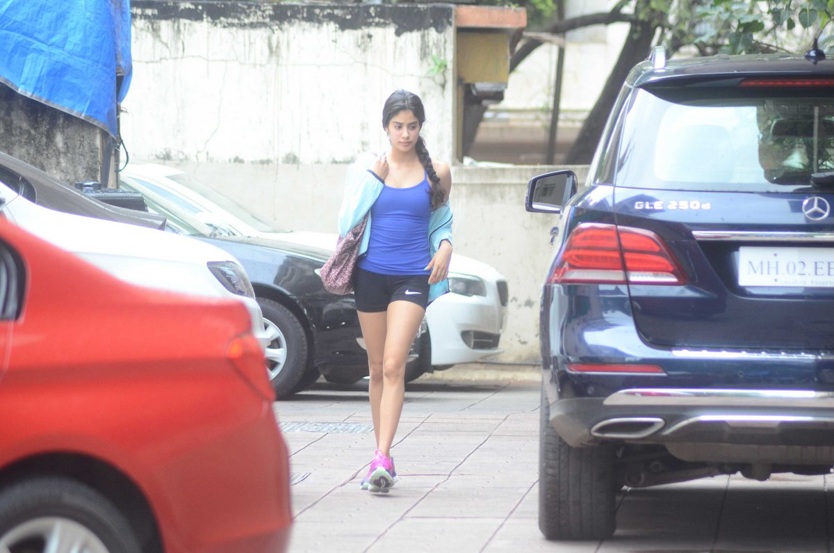 kareena kapoor khan nidhhi agerwal and jhanvi kapoor snapped at the gym 5