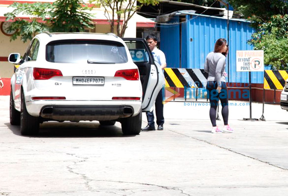 kareena kapoor khan and amrita arora snapped at the gym 4