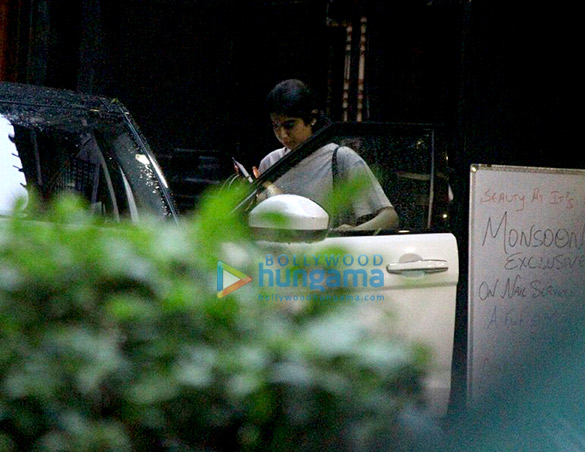khushi kapoor snapped post salon session in juhu 4