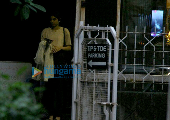 khushi kapoor snapped post salon session in juhu 5