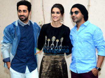 Kriti Sanon celebrates her birthday at 'Bareilly Ki Barfi' promotion with the cast and media