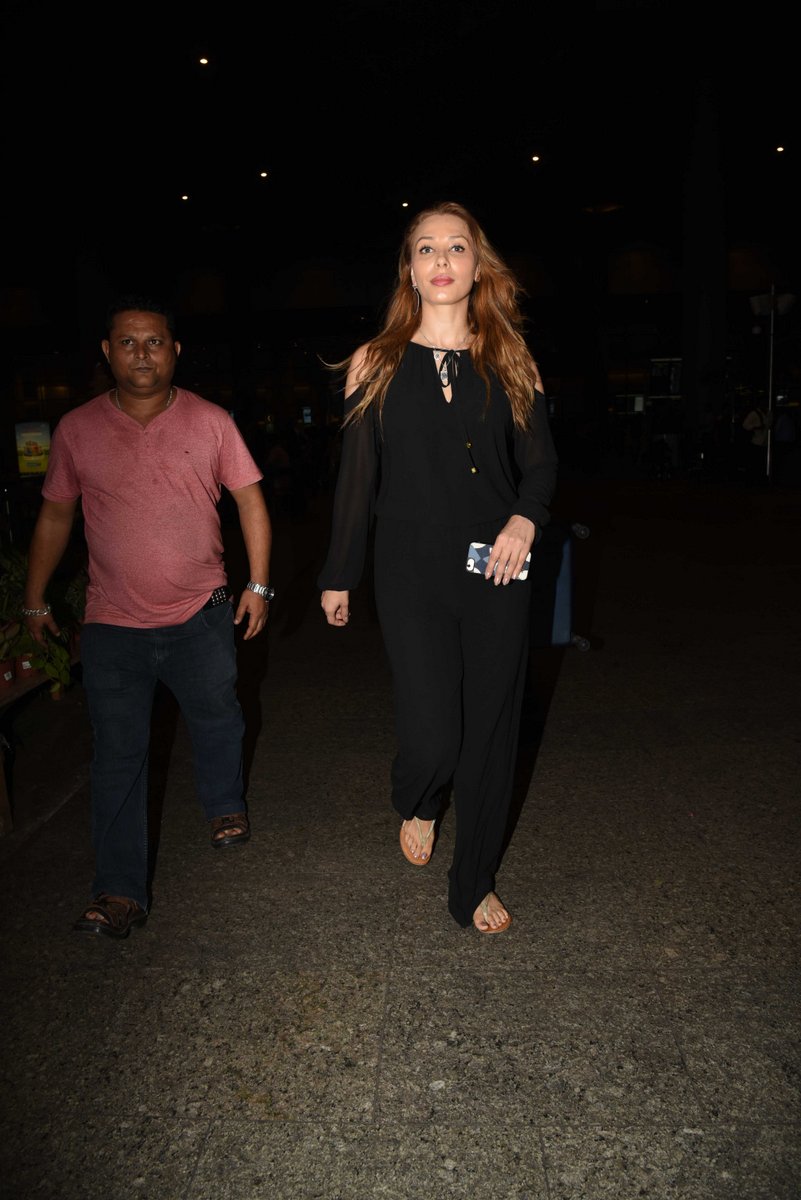 lulia vantur snapped at airport 5