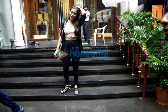 pooja hegde snapped in bandra 3 3