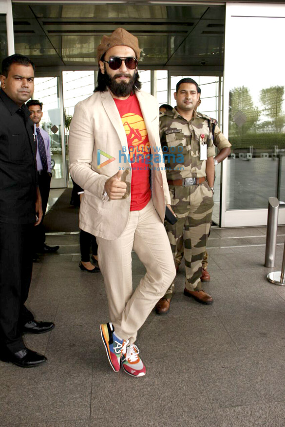 ranveer singh and urvashi rautela snapped at the airport 02