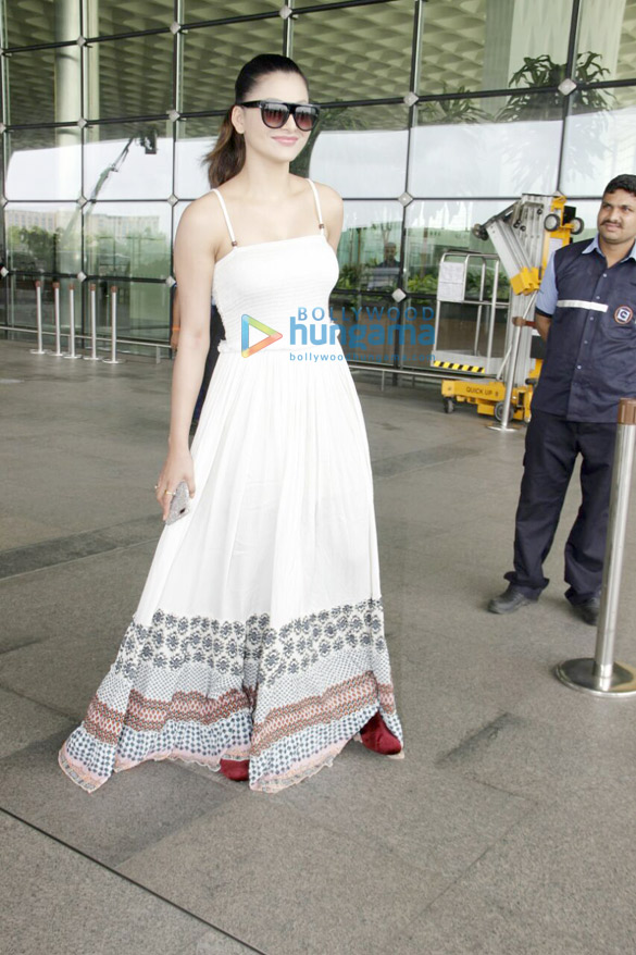 ranveer singh and urvashi rautela snapped at the airport 05