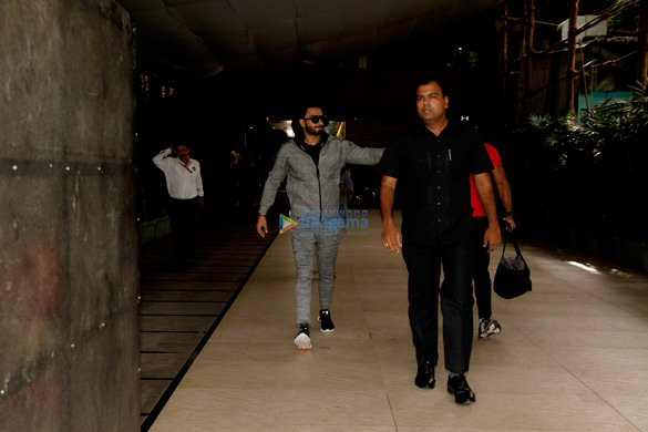 ranveer singh snapped in bandra 4 2