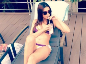 HOT! Ruhi Singh looks sexy posing in a bikini!