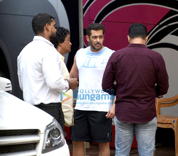 salman khan and shah rukh khan snapped on the sets of aanand l rais untitled movie 3
