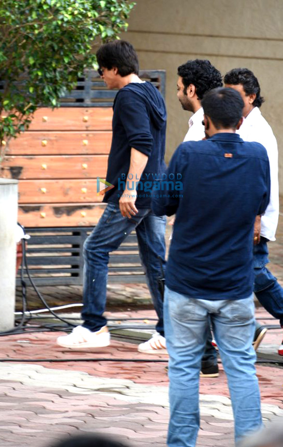 salman khan and shah rukh khan snapped on the sets of aanand l rais untitled movie 6