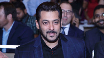 Salman Khan’s SPECIAL Gesture For A Elder Man | IIFA 2017 Press Conference | New York