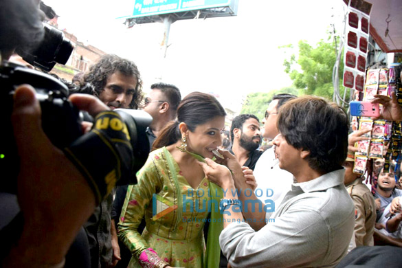 shah rukh khan anushka sharma and imtiaz ali promote their film jab harry met sejal in benaras 1