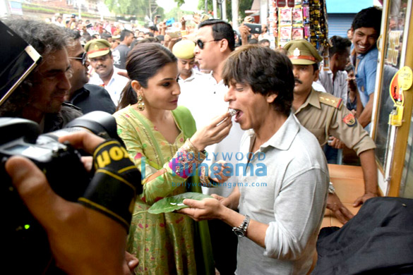 shah rukh khan anushka sharma and imtiaz ali promote their film jab harry met sejal in benaras 2