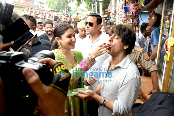 shah rukh khan anushka sharma and imtiaz ali promote their film jab harry met sejal in benaras 3