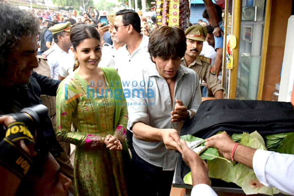 shah rukh khan anushka sharma and imtiaz ali promote their film jab harry met sejal in benaras 7