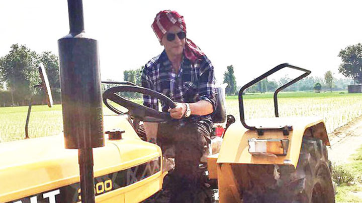 Shah Rukh Khan Drives A Tractor For Jab Harry Met Sejal’s Next Song ‘Butterfly’ Shah Rukh Khan Drives A Tractor For Jab Harry Met Sejal’s Next Song ‘Butterfly’