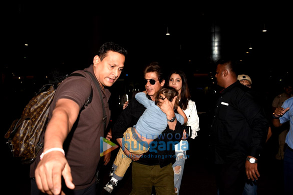 shah rukh khan and anushka sharma arrive back from dubai jhms promotions 3