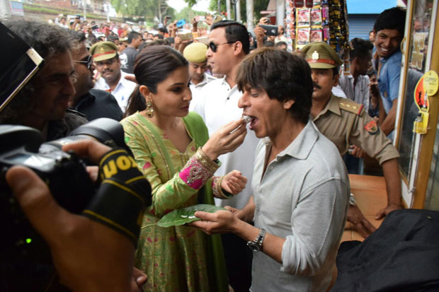 Shah-Rukh-Khan-and-Anushka-Sharma-relish-Banarasi-paan-while-promoting-Jab-Harry-Met-Sejal-in-Varanasi-01