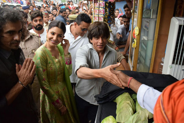 Shah-Rukh-Khan-and-Anushka-Sharma-relish-Banarasi-paan-while-promoting-Jab-Harry-Met-Sejal-in-Varanasi-02