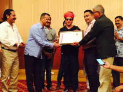 WOW! Shah Rukh Khan receives Honorary Membership from Jodhpur Guide Association WOW! Shah Rukh Khan receives Honorary Membership from Jodhpur Guide Association