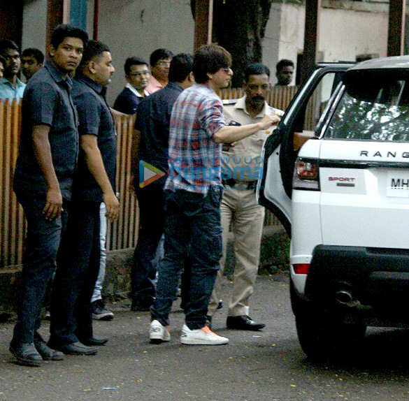 shah rukh khan snapped at filmcity 4