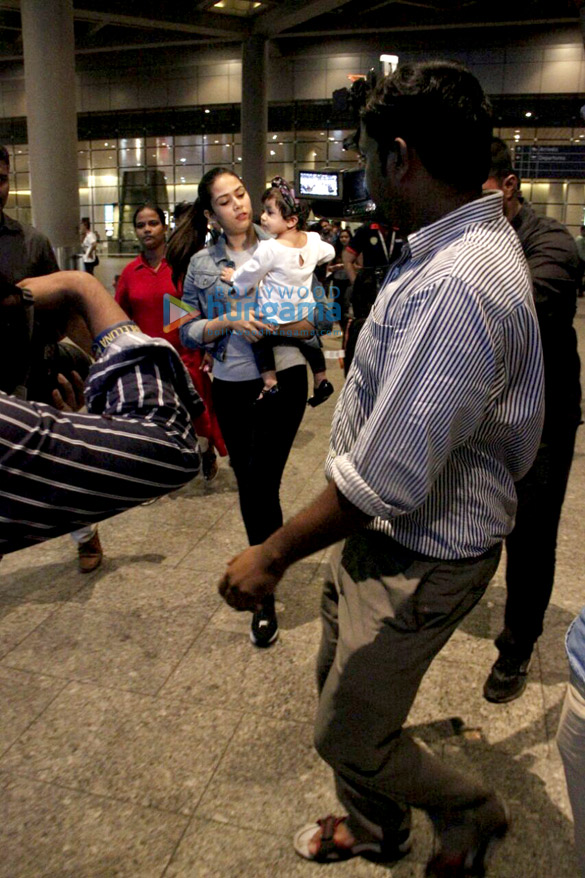 shahid kapoor drops in to pick up wife mira rajput and baby misha at mumbais t2 airport 3