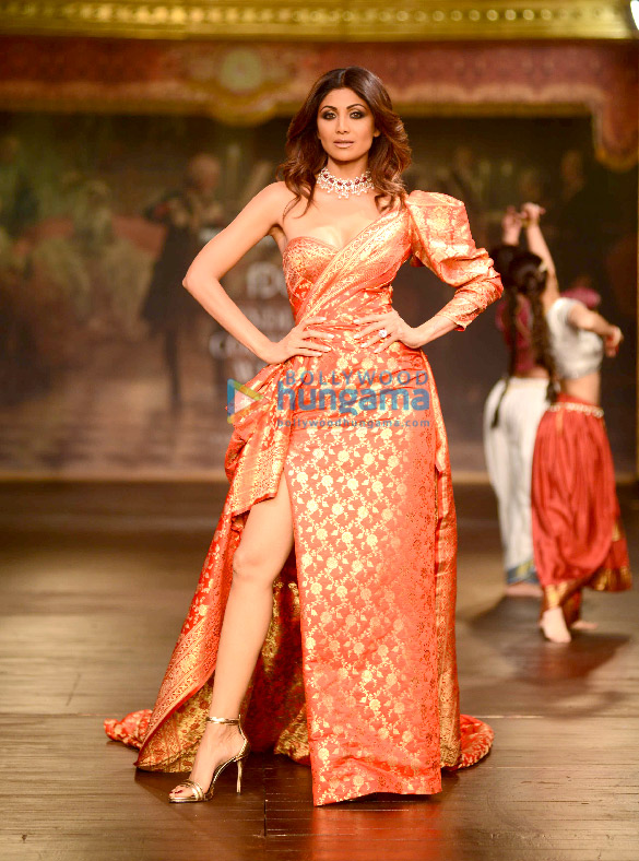 The ageless diva Shilpa Shetty walks for Monisha Jaisingh at the ‘Couture Week’