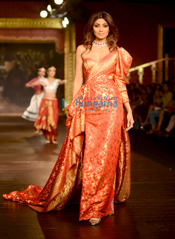 shilpa shetty walks for monisha jaisingh at couture week 3
