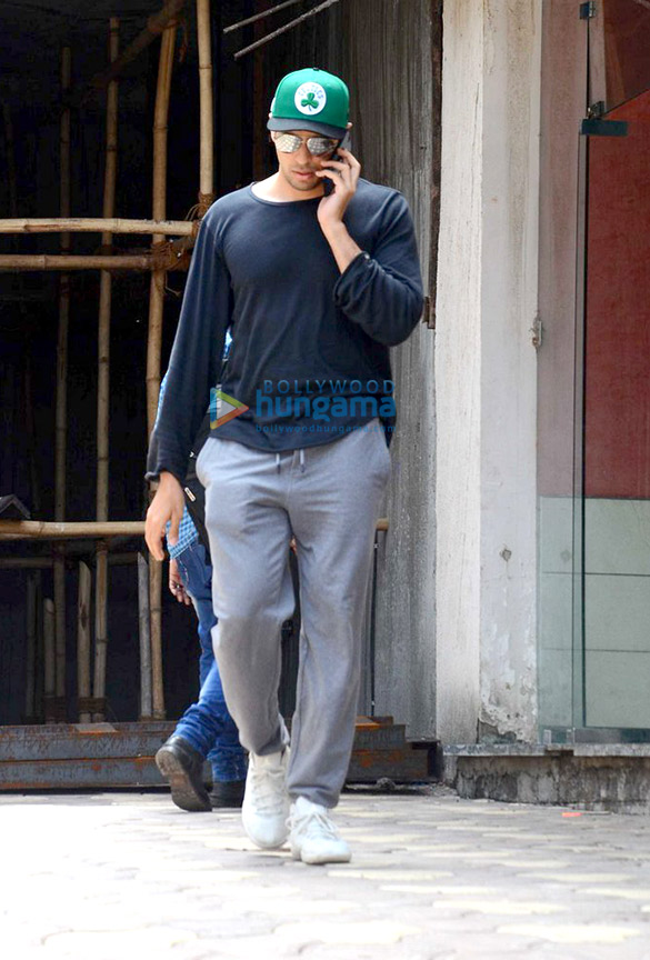 sidharth malhotra snapped in bandra 3 4