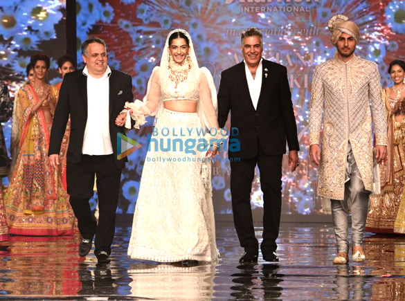sonam kapoor walks for abu jani sandeep khosla at shaadi by marriott showcase 1