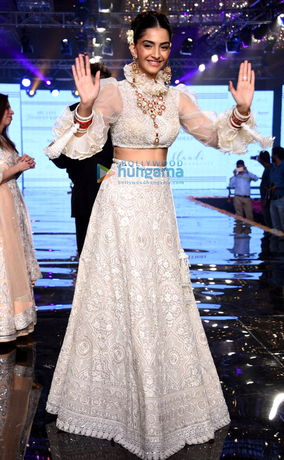 sonam kapoor walks for abu jani sandeep khosla at shaadi by marriott showcase 4