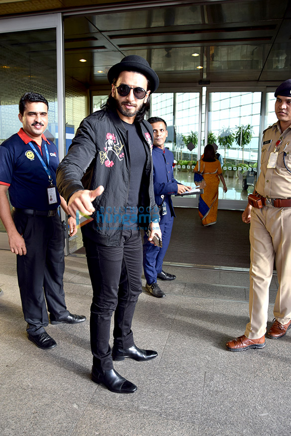 superstar ranveer singh snapped at international airport 3