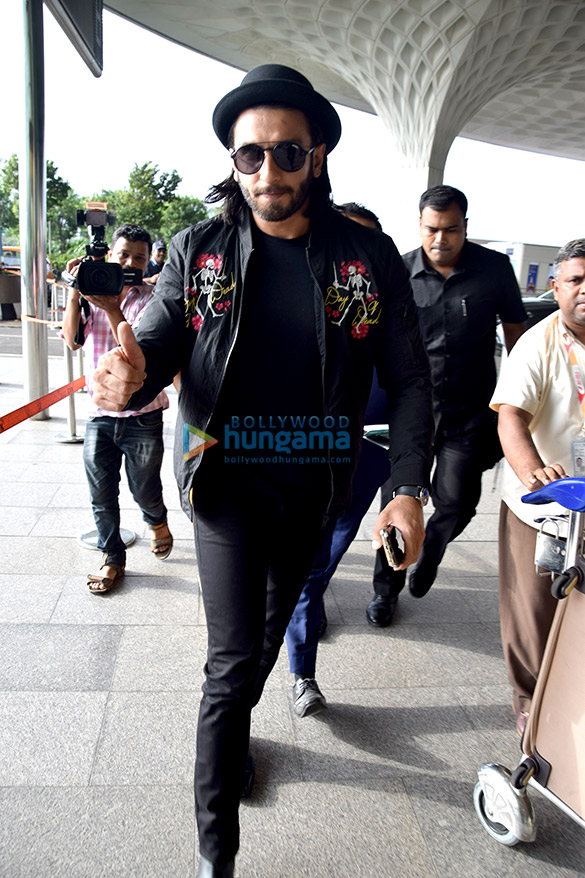 superstar ranveer singh snapped at international airport 4