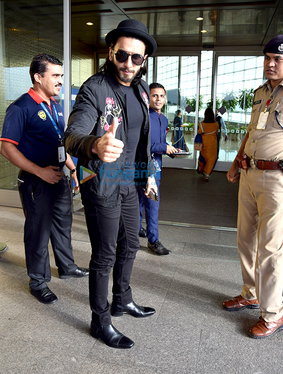 superstar ranveer singh snapped at international airport 5